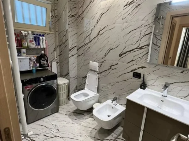 Tirane, jepet me qera apartament 2+1 Me 2 Tualete Kati 2, 100 m² 800 € (Rruga Hamdi Sina)