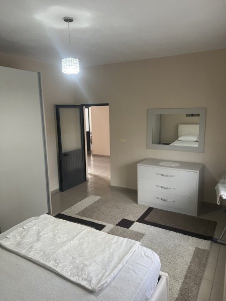 Tirane, jepet me qera apartament 1+1+Ballkon Kati 2, 90 m² 400 € (Gazmend Zajmi)