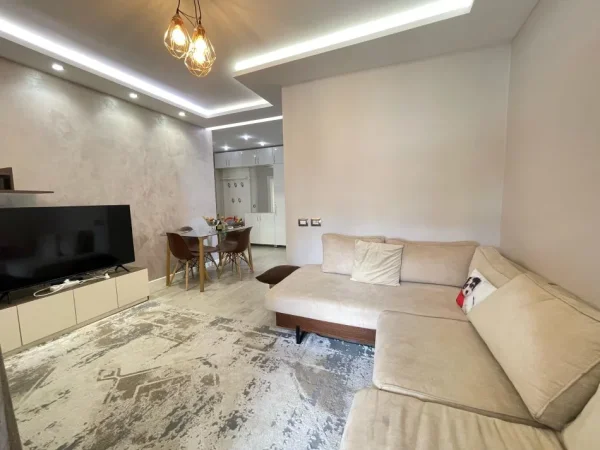 Tirane, jepet me qera apartament 2+1 Kati 8, 90 m² 700 € (Komuna e Parisit)