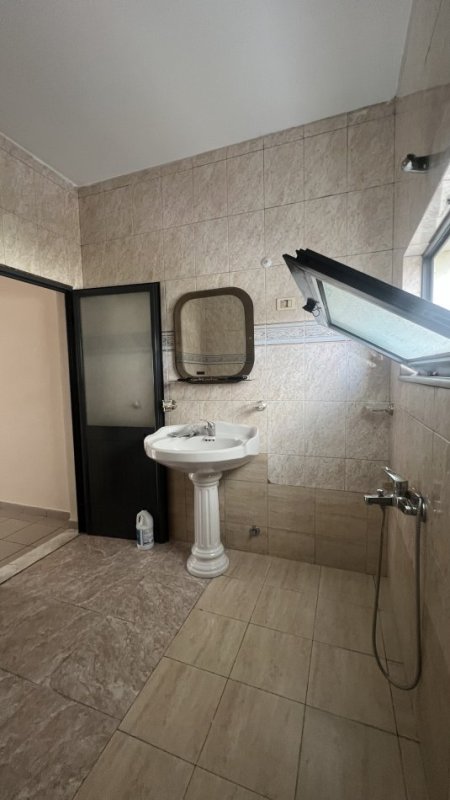 Tirane, jepet me qera apartament 1+1+Ballkon Kati 2, 90 m² 400 € (Gazmend Zajmi)