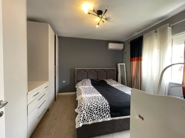 Tirane, jepet me qera apartament 2+1 Kati 8, 90 m² 700 € (Komuna e Parisit)