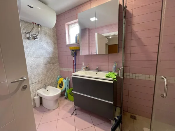 Tirane, jepet me qera apartament 2+1 Kati 8, 90 m² 700 € (Komuna e Parisit)