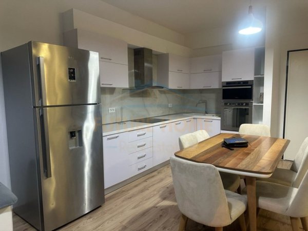 Tirane, jepet me qera apartament 2+1+Ballkon+2 Poste Parkimi,  Kati 2, 100 m² 800 € (Kompleksi Fz, Liqeni i Thate)