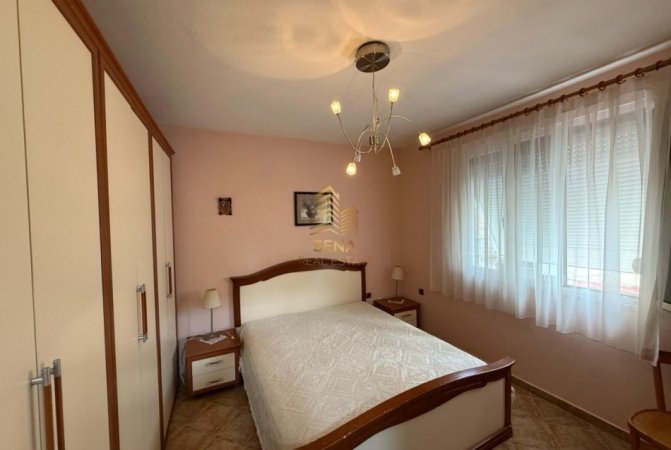 Tirane, jepet me qera apartament duplex 2+1+Ballkon Kati 2, 130 m² 550 € (Rruga Ali Demi)