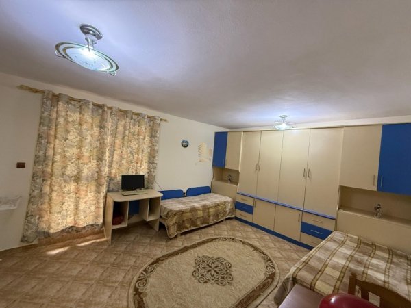 Tirane, jepet me qera apartament duplex 2+1+Ballkon Kati 2, 130 m² 550 € (Rruga Ali Demi)