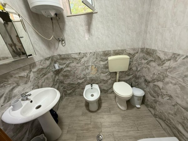 Tirane, jepet me qera apartament duplex 2+1+Ballkon Kati 2, 130 m² 550 € (Rruga Ali Demi)