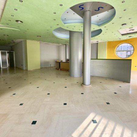 Tirane, jepet me qera dyqan Kati 0, 215 m² 2.500 € ( JEPET ME QERA AMBIENT BIZNESI NË ZEMËR TË TIRANËS!)