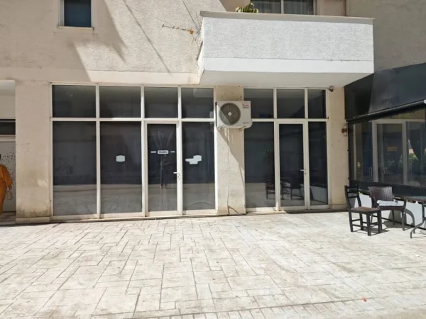 Tirane, Dyqan me qira Kati 0, 80 m² 400 € (Fresk)