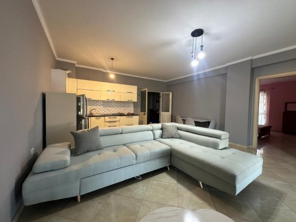 Tirane, jepet me qera apartament 2+1 Kati 3, 105 m² 450 € (FRESK)
