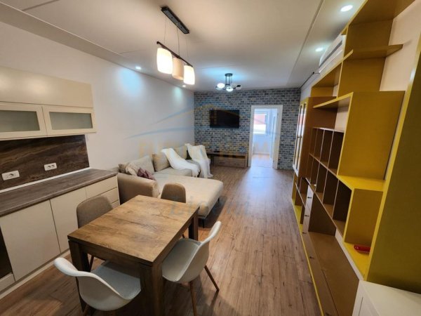 Tirane, jepet me qera apartament 2+1+Ballkon+Post Parkimi, Kati 1, 86 m² 800 € (Rezidenca Kodra e Diellit,)