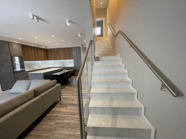 Tirane, jepet me qera Vile 3 Katshe Kati 3, 245 m² 3.000 € (Teg)