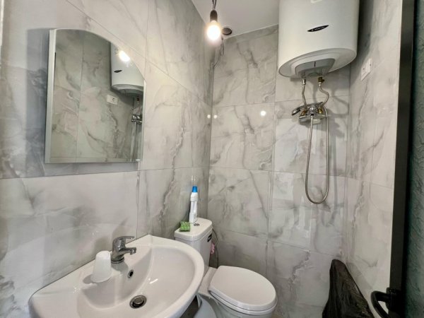 Tirane, jepet me qera ambjent biznesi Kati 0, 40 m² 350 € (Rruga Gjon Buzuku)