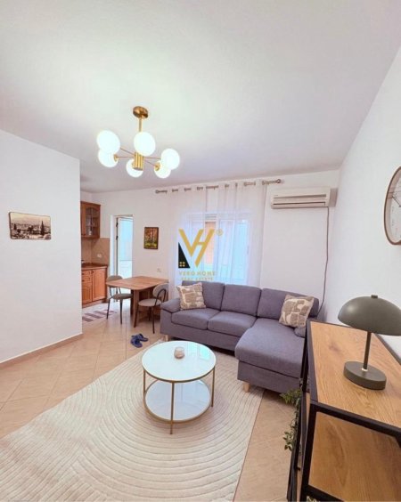 Tirane, jepet me qera apartament 1+1+Ballkon Kati 3, 60 m² 500 € (XHAMIA E TABAKEVE)