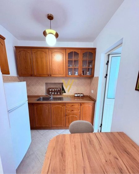 Tirane, jepet me qera apartament 1+1+Ballkon Kati 3, 60 m² 500 € (XHAMIA E TABAKEVE)