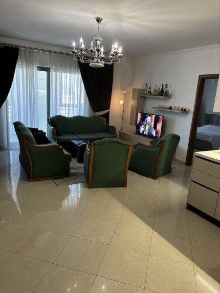 Tirane, jepet me qera apartament 1+1+Ballkon Kati 7, 84 m² 800 € (blloku)
