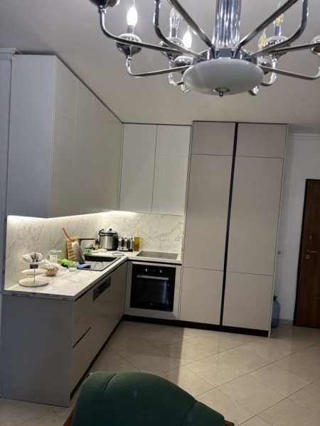 Tirane, jepet me qera apartament 1+1+Ballkon Kati 7, 84 m² 800 € (blloku)