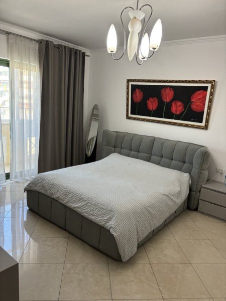 Tirane, jepet me qera apartament 1+1+Ballkon Kati 7, 84 m² 800 € (blloku)