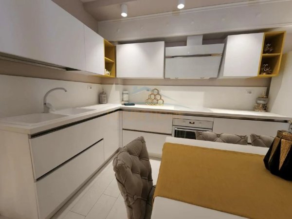 Tirane, jepet me qera apartament 2+1+Ballkon Kati 2, 107 m² 1.500 € ((+2+Post Parkimi) Kopshti Zoologjik)