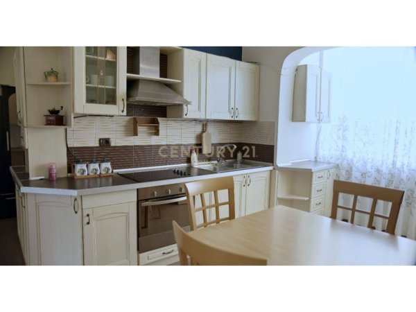 Tirane, jepet me qera apartament 3+1 Kati 4, 110 m² 800 € (Kafe Flora, Rruga e Durresit)