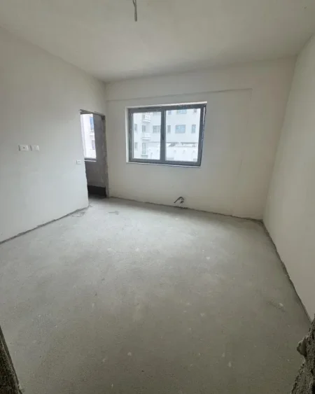 Tirane, jepet me qera zyre Kati 2, 125 m² 800 € (TE FUSHA E AVIACIONIT)