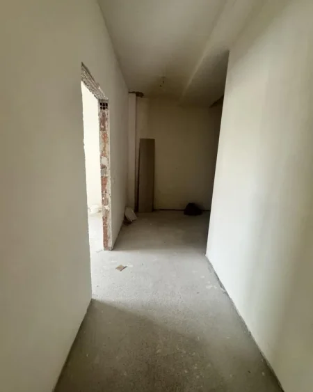 Tirane, jepet me qera zyre Kati 2, 125 m² 800 € (TE FUSHA E AVIACIONIT)