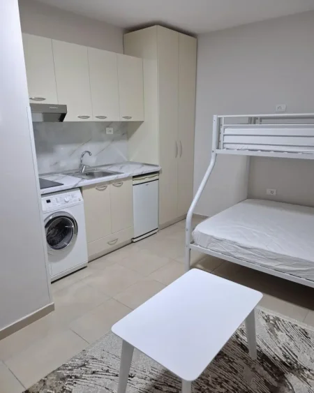 Tirane, jepet me qera garsonier Kati 1, 25 m² 330 € (21 DHJETORI – PRANË HOTEL MONDIAL)
