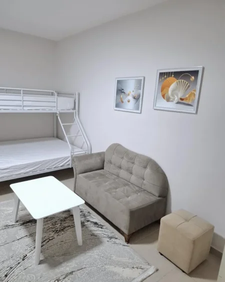 Tirane, jepet me qera garsonier Kati 1, 25 m² 330 € (21 DHJETORI – PRANË HOTEL MONDIAL)