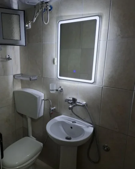 Tirane, jepet me qera garsonier Kati 1, 25 m² 330 € (21 DHJETORI – PRANË HOTEL MONDIAL)