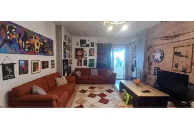 Tirane, jepet me qera apartament 2+1+Ballkon Kati 3, 115 m² 600 € (krista center)