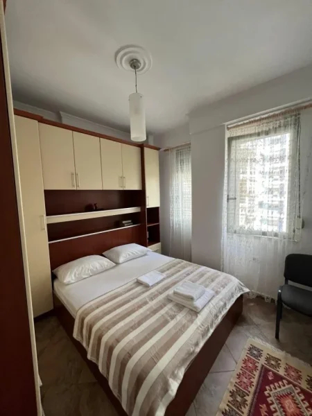 Tirane, jepet me qera apartament 2+1+Ballkon Kati 3, 80 m² 600 € (Rruga e Dibres)