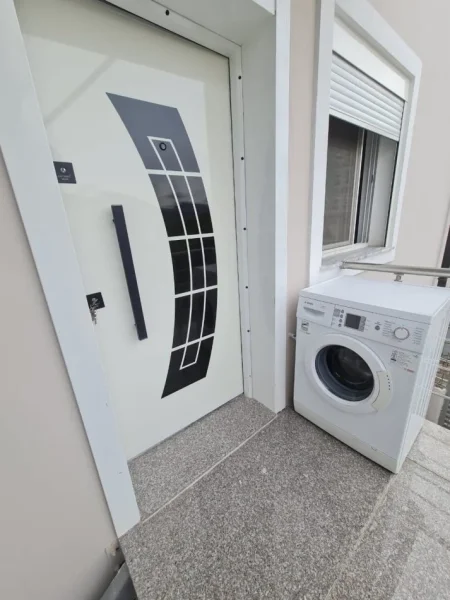 Tirane, jepet me qera apartament 1+1+Ballkon Kati 2, 78 m² 400 € (Kinostudio)