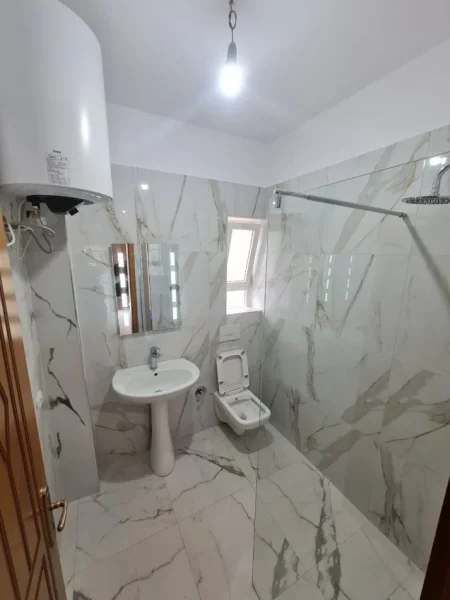 Tirane, jepet me qera apartament 1+1+Ballkon Kati 2, 78 m² 400 € (Kinostudio)
