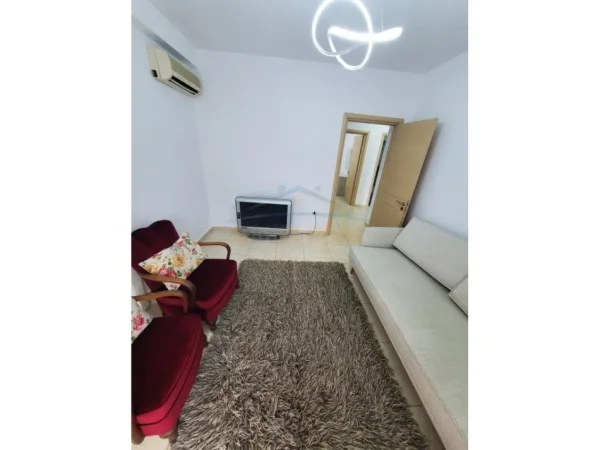 Tirane, jepet me qera apartament 2+1 Kati 1, 98 m² 550 € (Kongresi i Manastirit)