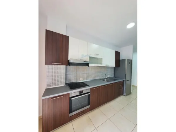 Tirane, jepet me qera apartament 2+1 Kati 1, 98 m² 550 € (Kongresi i Manastirit)