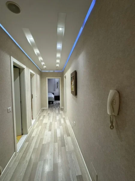 Tirane, jepet me qera 2+1 Kati 5, 850 € (Komuna e Parisit)