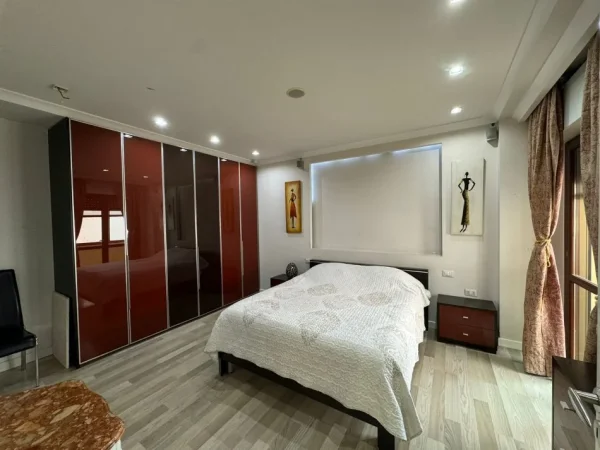 Tirane, jepet me qera 2+1 Kati 5, 850 € (Komuna e Parisit)
