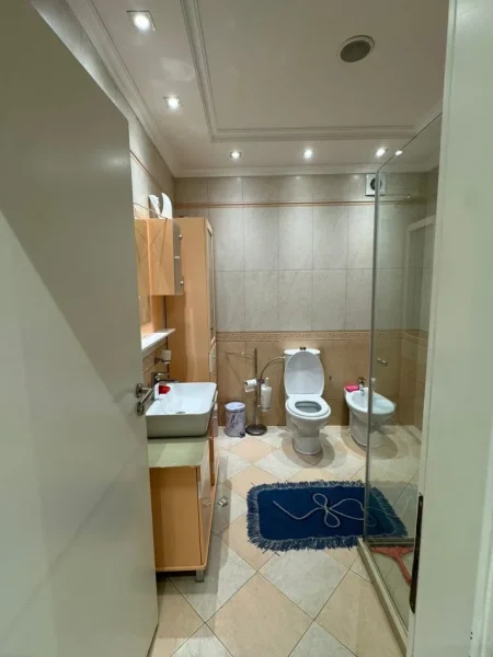Tirane, jepet me qera 2+1 Kati 5, 850 € (Komuna e Parisit)