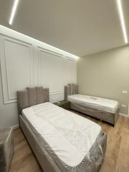 Tirane, jepet me qera apartament 2+1+Ballkon Kati 4, 110 m² 1.500 € (Liqeni i Thate)