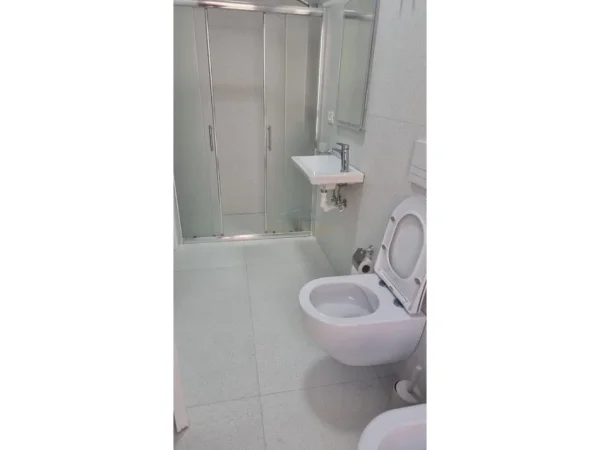 Tirane, jepet me qera apartament 2+1 Kati 1, 103 m² 800 € (Tregu Elektrik)