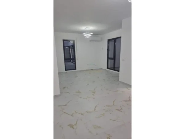 Tirane, jepet me qera apartament 2+1 Kati 1, 103 m² 800 € (Tregu Elektrik)