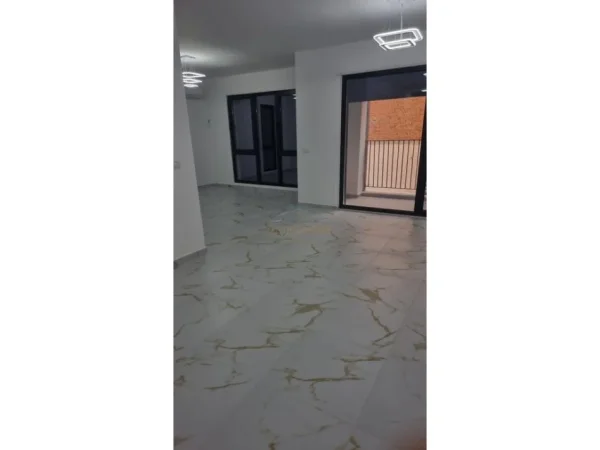 Tirane, jepet me qera apartament 2+1 Kati 1, 103 m² 800 € (Tregu Elektrik)