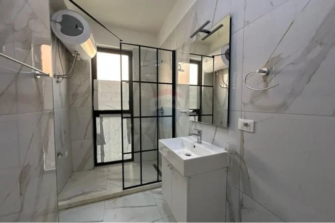 Tirane, jepet me qera apartament 2+1+Ballkon Kati 3, 85 m² 650 € (green city astir)