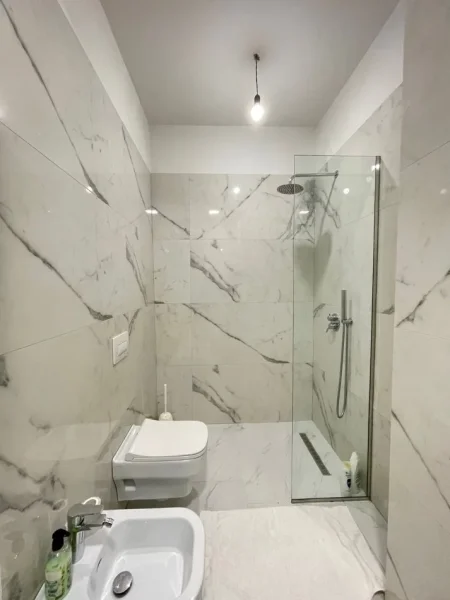 Tirane, jepet me qera apartament 2+1+Ballkon Kati 3, 110 m² 1.300 € (Rruga e Kosovareve)