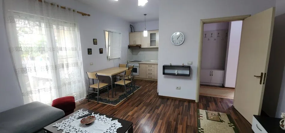 Tirane, jepet me qera apartament 1+1 Kati 1, 60 m² 60 € (Rruga Artan Lenja prane Ukt)