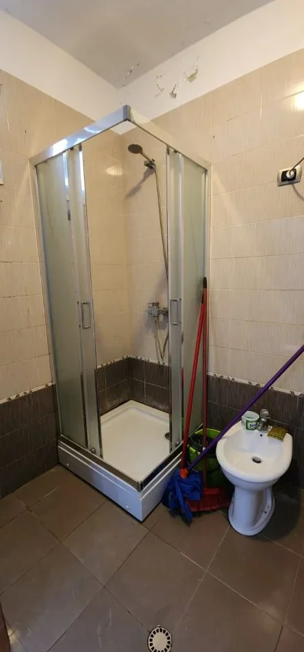 Tirane, jepet me qera apartament 1+1 Kati 1, 60 m² 60 € (Rruga Artan Lenja prane Ukt)