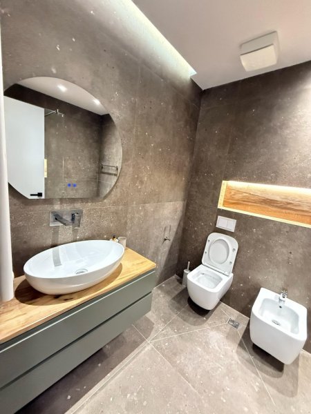 Tirane, jepet me qera apartament 2+1 , 100 m² 1.500 € (Liqeni i Thate)