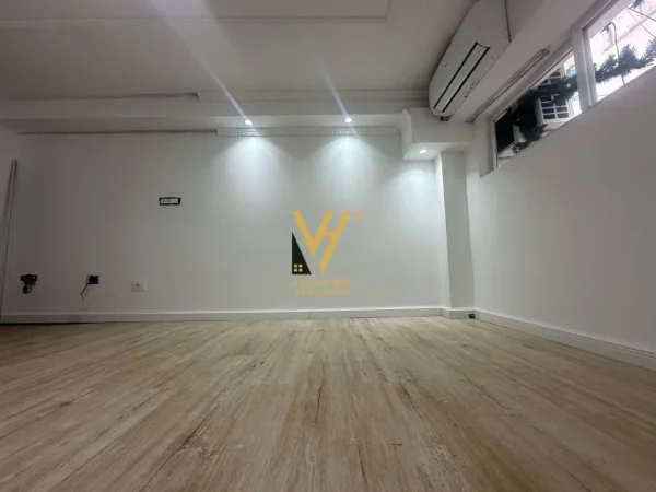 Tirane, jepet me qera zyre Kati 0, 40 m² 900 € (BLLOK)