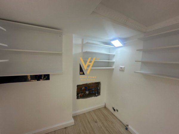 Tirane, jepet me qera zyre Kati 0, 40 m² 900 € (BLLOK)
