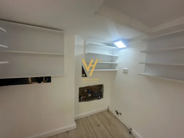 Tirane, jepet me qera zyre Kati 0, 40 m² 900 € (BLLOK)