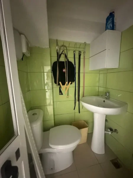 Tirane, jepet me qera zyre Kati 0, 40 m² 900 € (BLLOK)